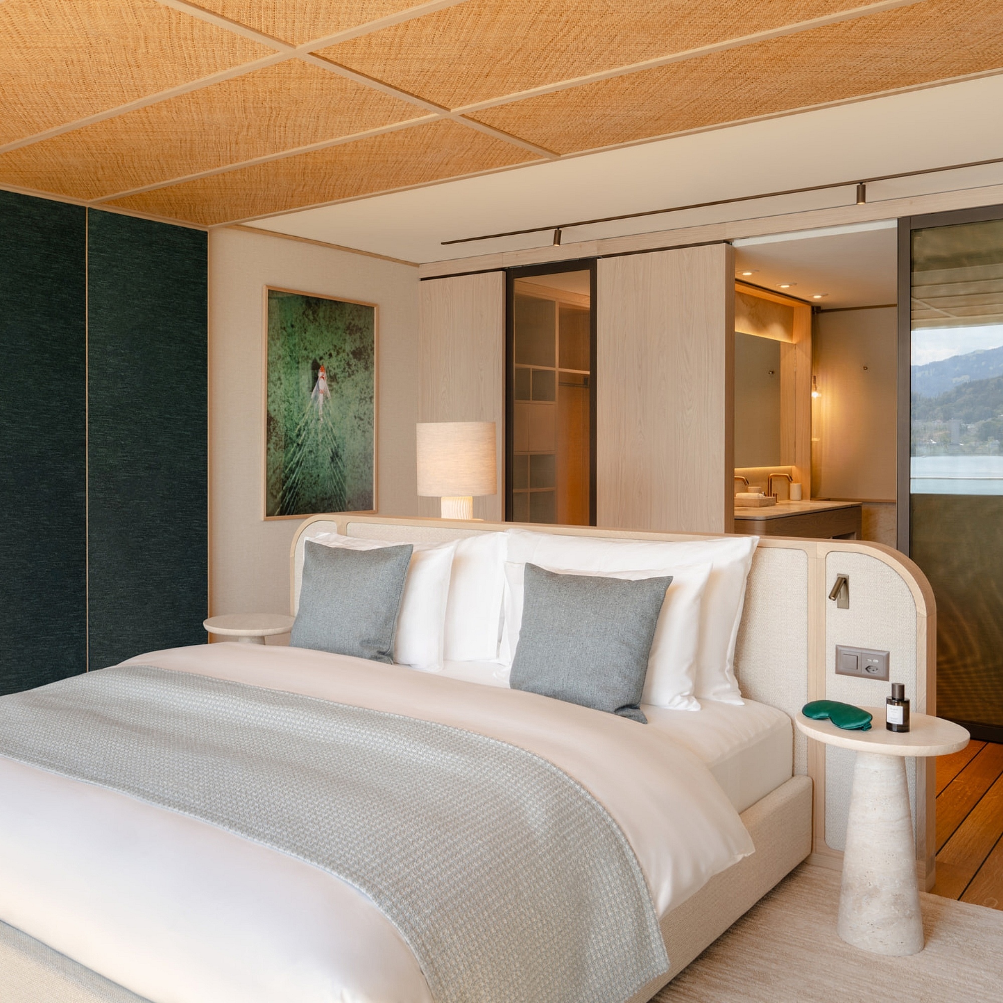 Wellbeing Panorama Suite bed with lakeview